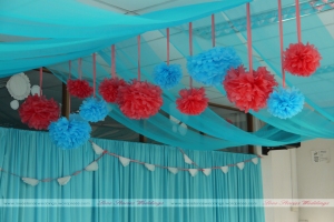 I love the idea of the hanging pompoms :P hihi